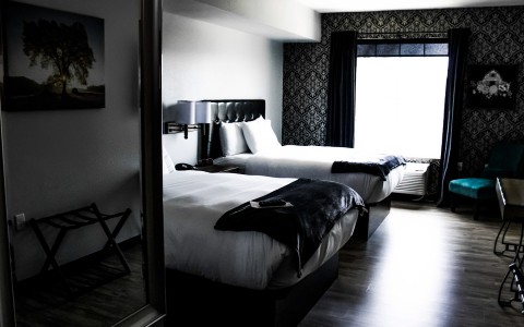 sophisticated double suite room in black and white tons 