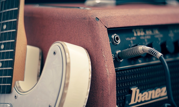 guitar with amplifyer