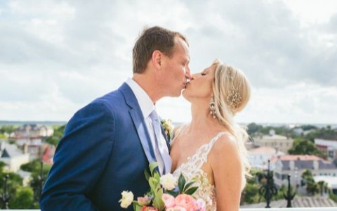 couple kissing intro inset