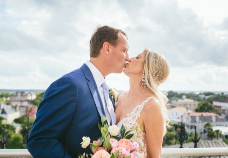 couple kissing intro inset