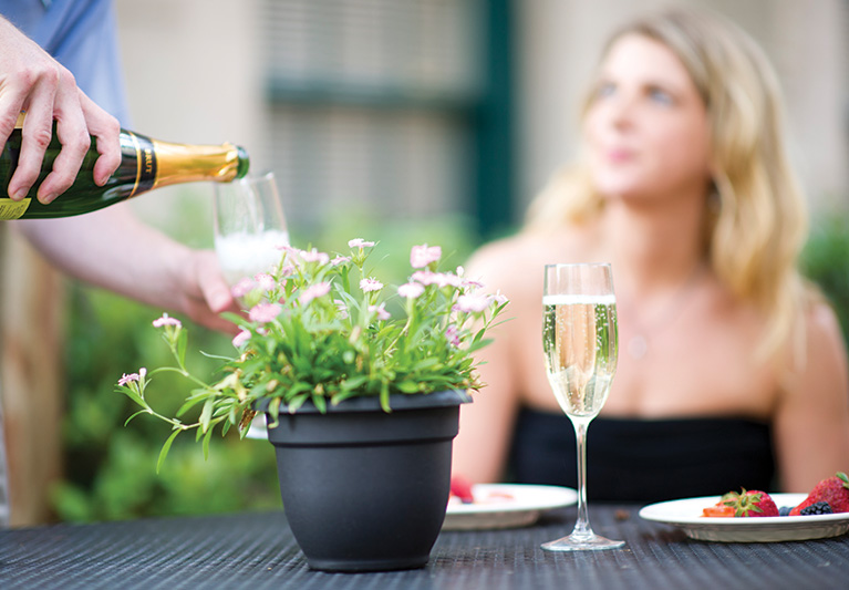 champagne_at_the_john_rutdlege_house_inn_courtyard