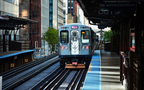Front view of the Chicago L train arriving to the station 