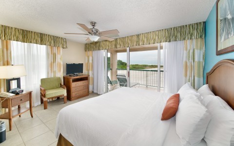 View of a big room with a confortable bed and seaview