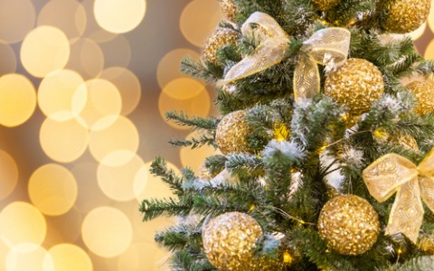 christmas tree with gold decorations