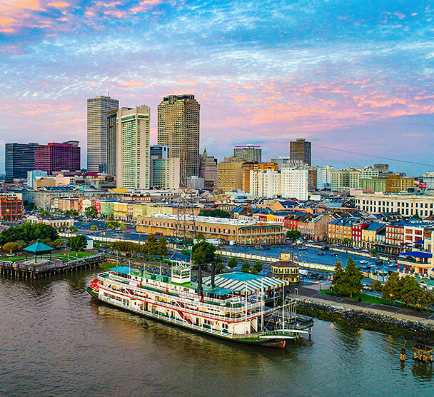 cruise ship on the mississippi river