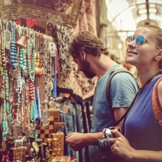 couple discover gifts market while traveling