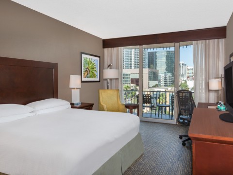 Deluxe King guest room with views to the city